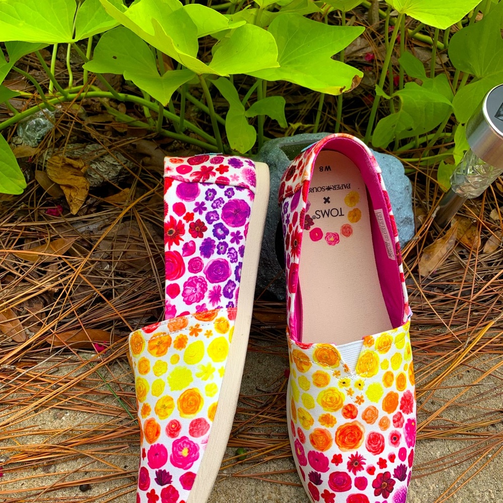 TOMS CANVAS SLIP ON FLORAL SHOES